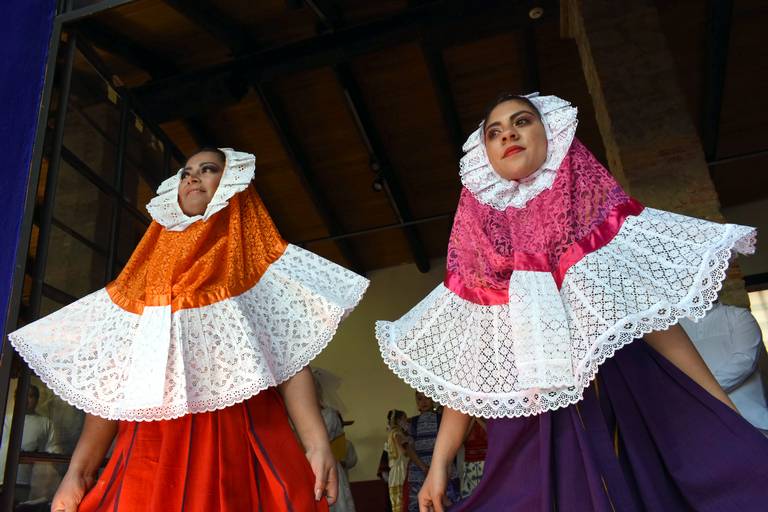 Muestran indumentaria ind gena en pasarela El Sol de Toluca